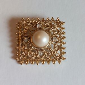 Vtg Ornate Wirework Gold Tone Filigree Brooch Faux Pearl And Rhinestone Accent